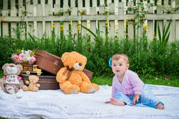 Menina no jardim — Fotografia de Stock