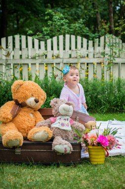 Bavul üzerinde küçük kız