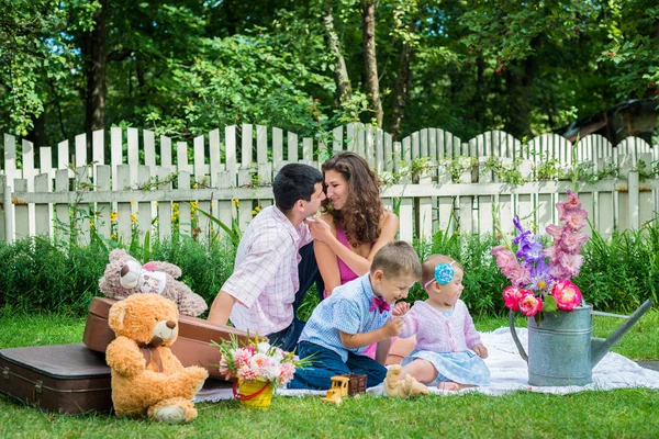 A couple sitting with the children — Stock Photo, Image