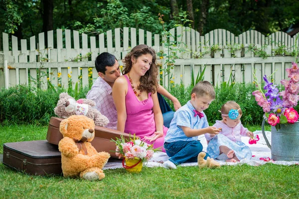 Un couple assis avec les enfants — Photo