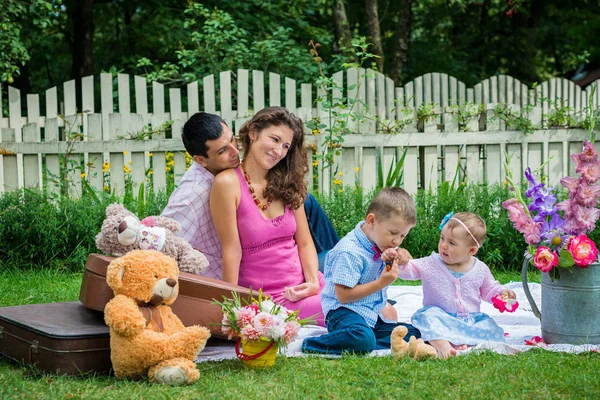 Un couple assis avec les enfants — Photo