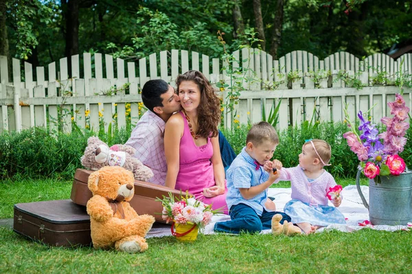 Un couple assis avec les enfants — Photo