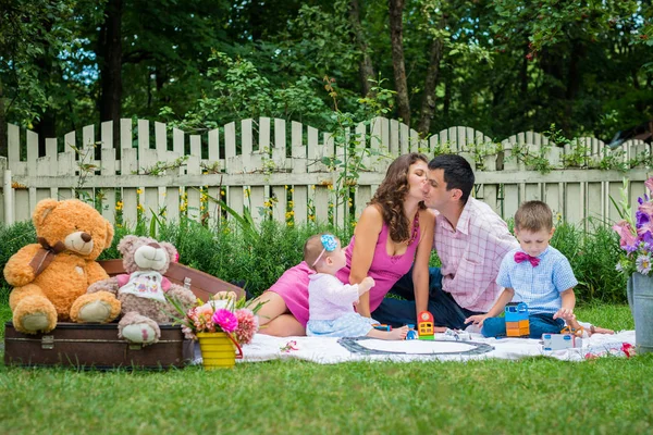 Un couple assis avec les enfants — Photo