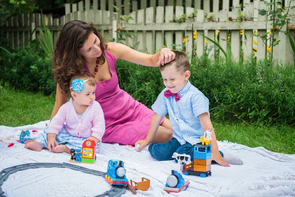 Mère heureuse et deux enfants — Photo