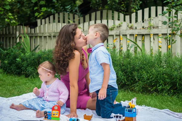 Felice madre e due figli — Foto Stock