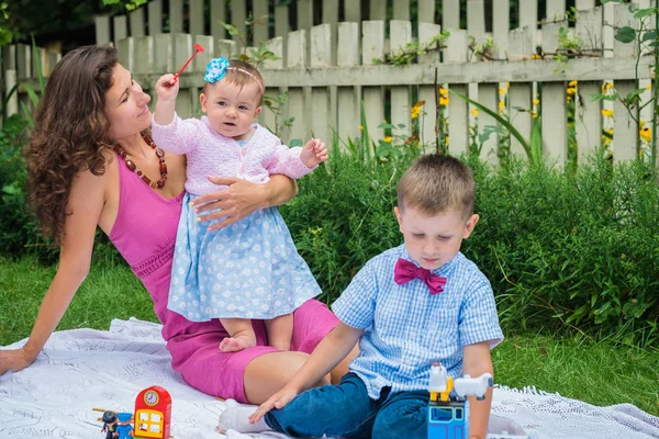 Mère Heureuse Deux Enfants Jouant Dans Jardin Été — Photo