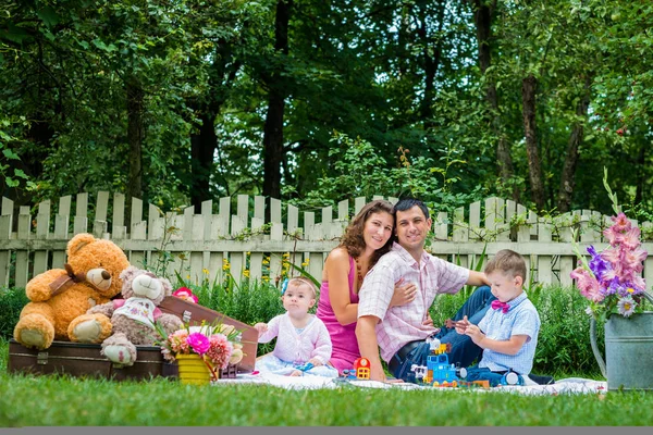 Un couple assis avec les enfants — Photo