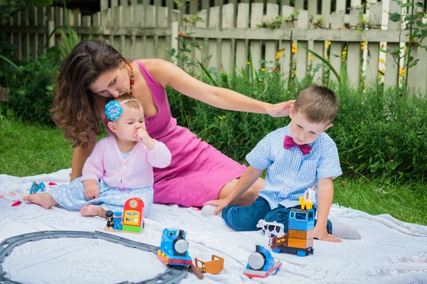 Felice madre e due figli — Foto Stock