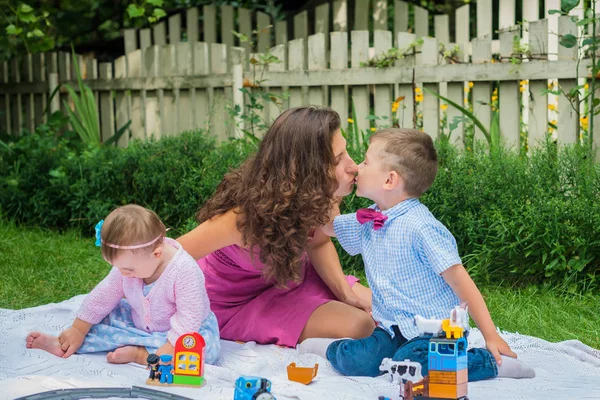 Mère heureuse et deux enfants — Photo