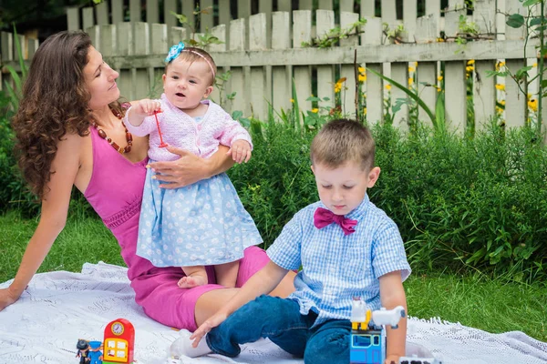 Mère Heureuse Deux Enfants Jouant Dans Jardin Été — Photo