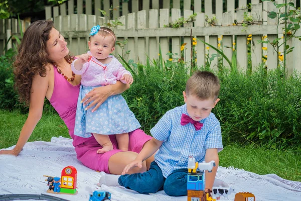 Glückliche Mutter und zwei Kinder — Stockfoto