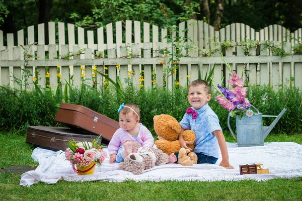 Retrato Una Niña Niño Hermano Hermana Están Jugando Jardín Verano — Foto de Stock