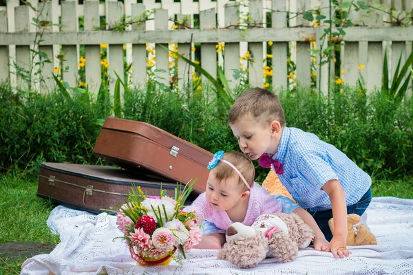 Chica y un niño en el jardín —  Fotos de Stock