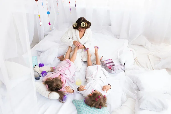 Donna e bambini a letto — Foto Stock