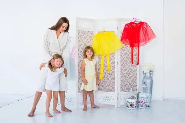 Mujer y niños en el dormitorio — Foto de Stock