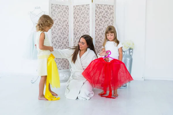 Mujer y niños en el dormitorio — Foto de Stock