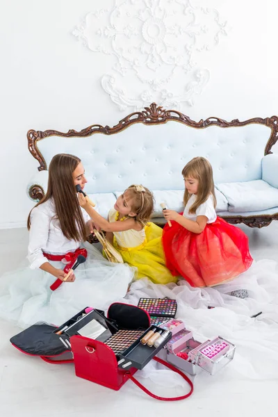 Madre e hijas haciendo maquillaje — Foto de Stock