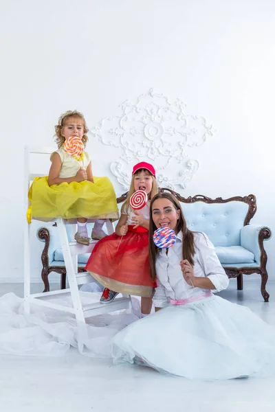 Madre e hijas con dulces —  Fotos de Stock