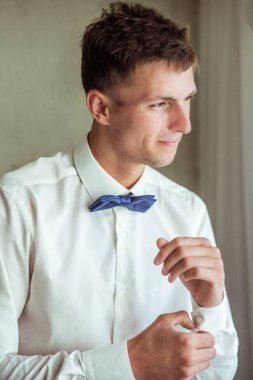 Evlenmeden bir manşet tespitleme bir adam portresi