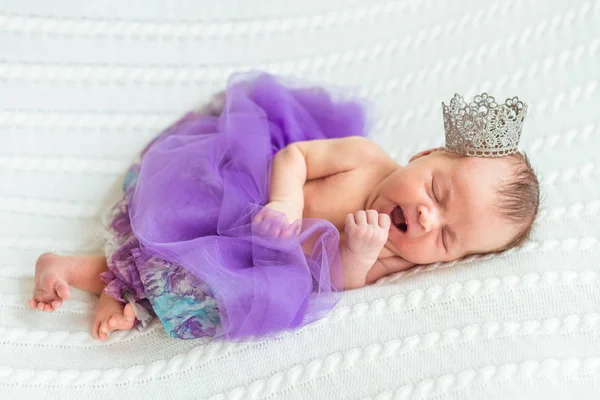 Retrato Princesa Recién Nacida Con Corona Durmiendo Sobre Una Manta —  Fotos de Stock