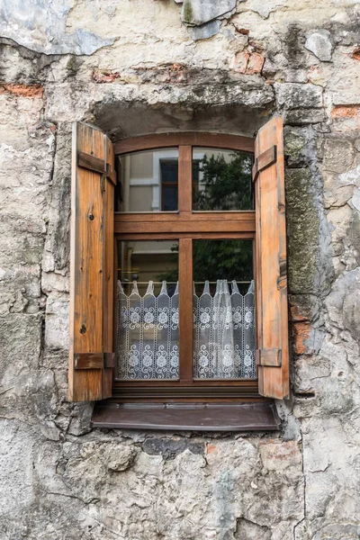 Старое окно на древней стене — стоковое фото