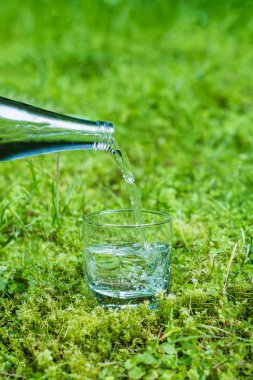 Bir bardağa su dök.