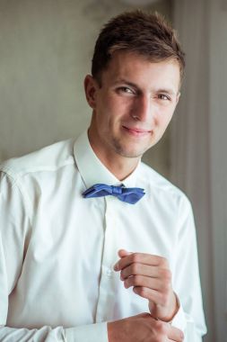 Evlenmeden bir manşet tespitleme bir adam portresi