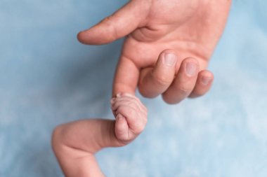 Elderlys parmak tutan babys el görüntü kadar kapatın