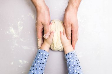 Çocuk ve baba elinde bir hamur yapmak