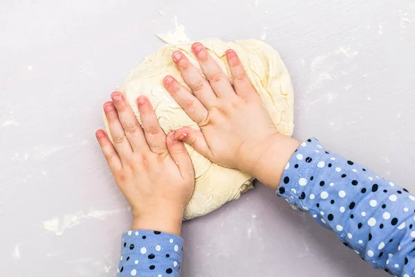 Children hands make a dough — Stock Photo, Image