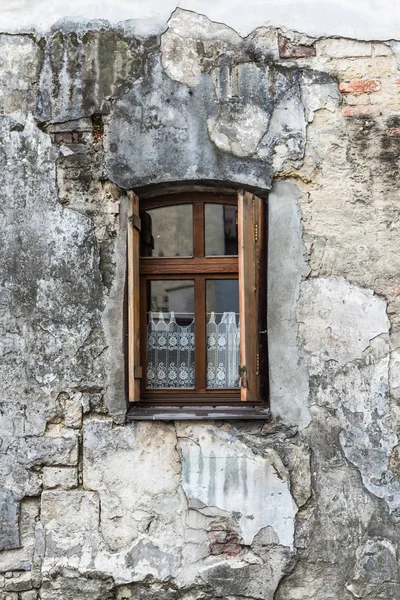 Vieille fenêtre sur mur antique — Photo