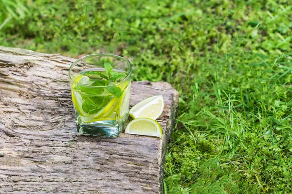 Glass of water with mint and lime — Stock Photo, Image