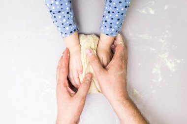 Çocuk ve baba elinde bir hamur yapmak