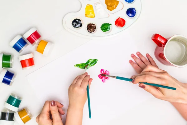 Child painting a flower — Stock Photo, Image