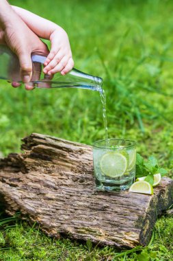 Çocuk el su dökülen