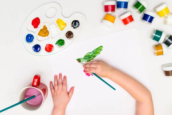 Child painting a flower — Stock Photo, Image