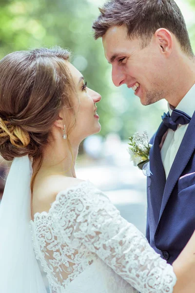 Retrato de um jovem casal — Fotografia de Stock