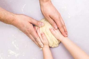 Çocuk ve baba elinde bir hamur yapmak