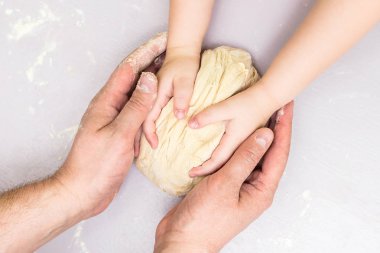 Çocuk ve baba elinde bir hamur yapmak