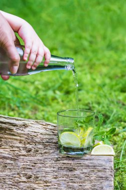 Çocuk el su dökülen