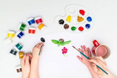 Childs'ın elinde bir çiçek boyama