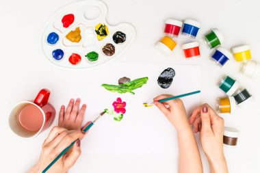 Childs'ın elinde bir çiçek boyama