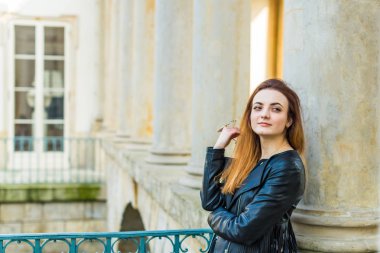 Kız kırmızı kafalı sütunları yanındaki stand