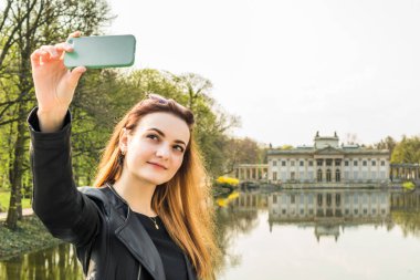 Kız selfie yapar