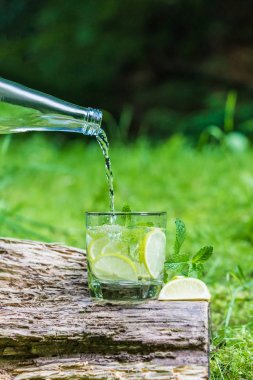 Bir bardağa su dök.