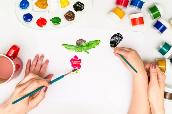 Childs hands painting a flower — Stock Photo, Image