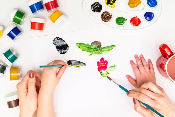 Childs hands painting a flower — Stock Photo, Image