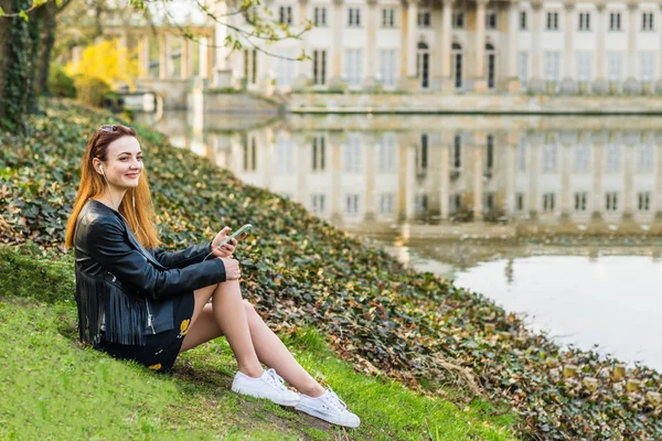 Frau hört Musik — Stockfoto