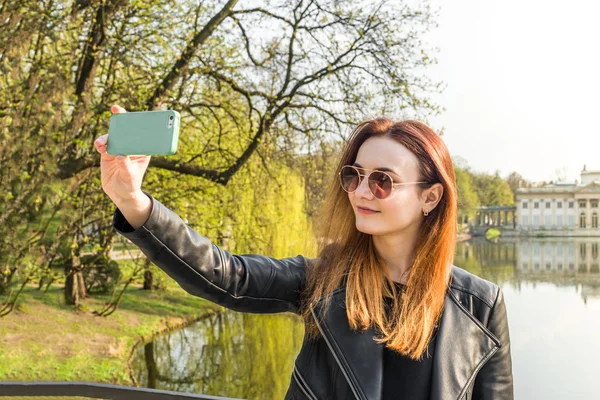 Mädchen macht Selfie — Stockfoto