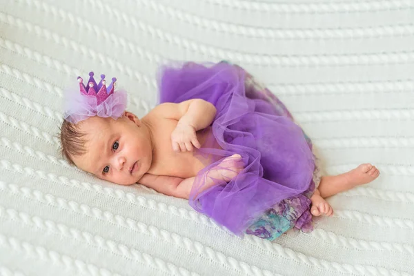 Nyfödd baby flicka prinsessa — Stockfoto
